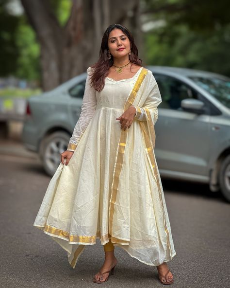 PARVATHI 🌸 || ONAM COLLECTION || CODE:LK281 Look stunning in our traditional cream and golden Onam cotton Anarkali❤️ NOTE: PANT IS NOT INCLUDED . Anarkali length: 47 inches. (Additional charges applicable for full length customisation ) #labelkamra #onlineshopping #shoponline #lehenga #cottondress #dress #dresses #longdress #traditionalwear #frock #labelkamra #ethnicwear #ethnicwearonline #madeinindia #ethnicfashion #traditionaldress #weddingcollection #nursingfriendlydress #narayanpet #... Gown Traditional Dress Ideas, White Anarkali Kurta, Anarkali Kurti Design, Onam Outfits Ideas, Off White Anarkali, Onam Dress, Onam Outfits, Frock Models, Dress Reference