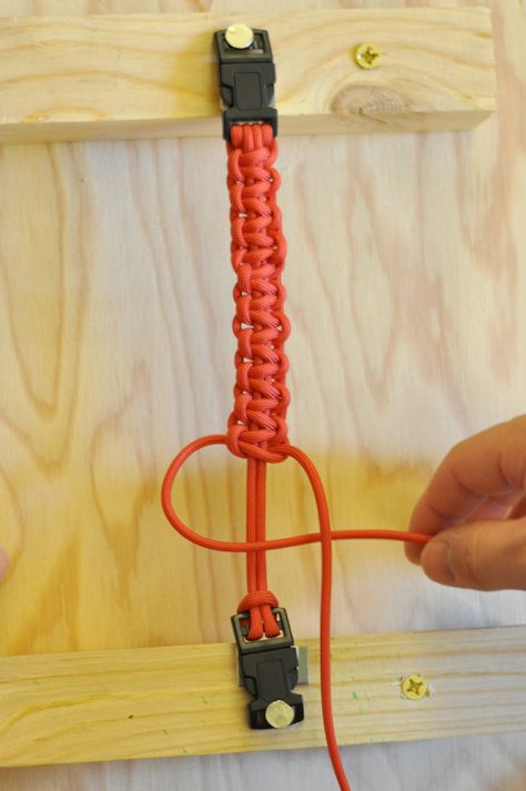 Darkroom and Dearly: {how to make a survival bracelet} Paracord Knots, Paracord Survival, Survival Bracelet, Paracord Projects, Emergency Prepping, Survival Food, Cub Scouts, Macrame Knots, Survival Prepping