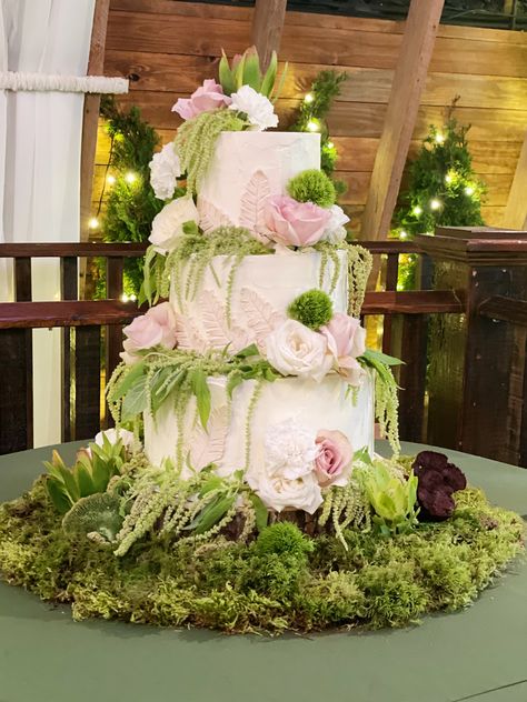 Fern and moss covered wedding cake! Moss Wedding Cake, Wedding Cake Fairy, Fairy Wedding Cake, Garden Quince, Enchanted Forest Cake, Fairy Tale Wedding Cake, Fuschia Wedding, Moss Wedding, Fairy Woodland