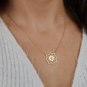 Gold Aum Necklace Ohm Necklace Om Necklace Sterling Silver - Etsy Sweden Shiva Locket, Aum Necklace, Pendent Design, Indian Gold Jewellery, Ohm Necklace, Rudraksha Jewelry, Gold Neck Chain, Om Jewelry, Om Bracelet