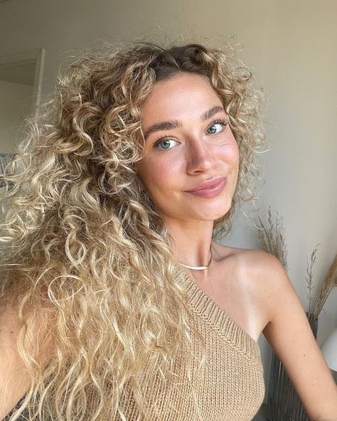 JULIE HOCKE on Instagram: "Sunday 🤍 reklame/tag" Mila Mikhailov, Shampoo Bomba, Hair Color Options, Blonde Curly Hair, Blonde Curls, Natural Curls Hairstyles, Hair Locks, Curly Hair Inspiration, Curly Hair With Bangs