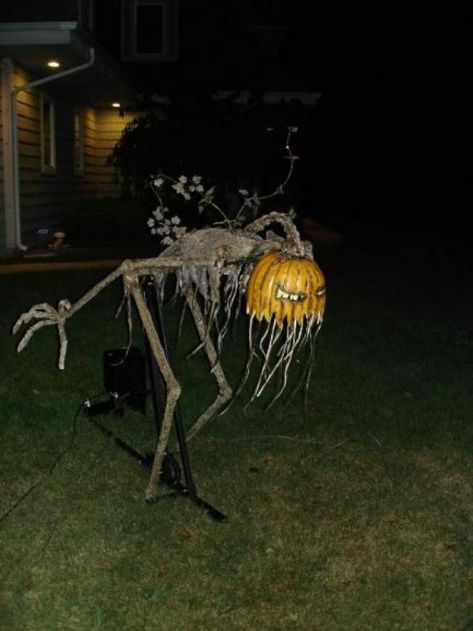 pumpkin-walking Diy Halloween Dekoration, Terrifying Halloween, Cheap Diy Halloween Decorations, Scary Halloween Decorations Outdoor, Dekorasi Halloween, Image Halloween, Labu Halloween, Homemade Halloween Decorations, Easy Halloween Decorations