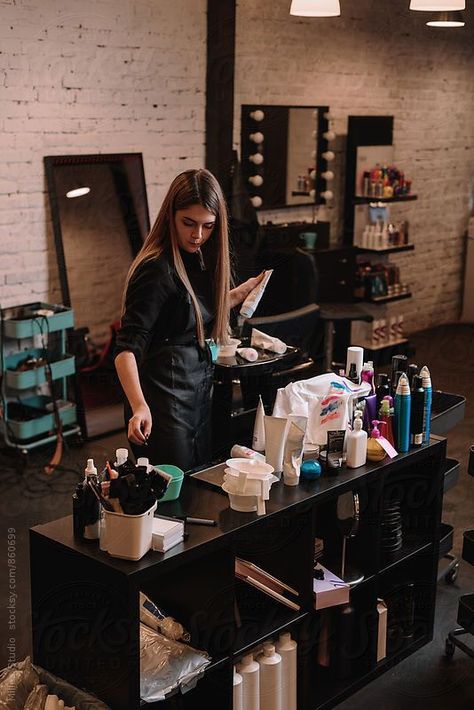 Dresser Aesthetic, Hairstylist Career, Beauty School Cosmetology, Beauty Job, Hair Salon Pictures, Hair Job, Salon Pictures, Hair Salon Interior, Professional Hairstylist