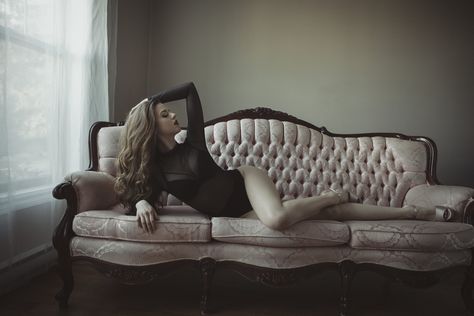 Victorian Couch, Boudiour Poses, Couture Photography, Vintage Couch, Chair Pose, Luxury Photography, Studio Photography Poses, Photography Shoot, Sitting Poses