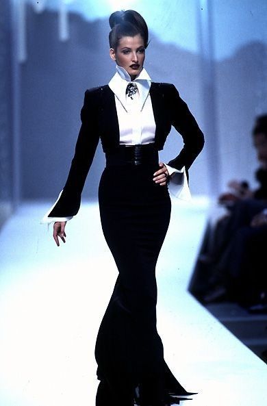 Lake Fashion, Claude Montana, Black Elegance, High Fashion Runway, Modern Gothic, 90s Runway, 90s Runway Fashion, Runway Fashion Couture, Modern Clothing