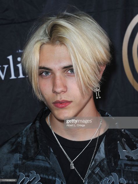 Short Middle Part Hairstyles, Short Middle Part, Noen Eubanks, Hairstyles Theme, Cute Hairstyles For School, Middle Part Hairstyles, Male Celebrity, American Boy