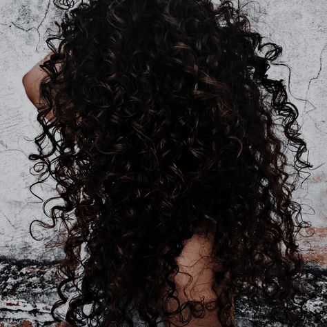 Wanda Maximoff Aesthetic, Bellatrix Black, Aesthetic Disney, Curly Hair Drawing, Curly Hair Photos, Beautiful Curly Hair, Black Curly Hair, Curly Hair Inspiration, Aesthetic People