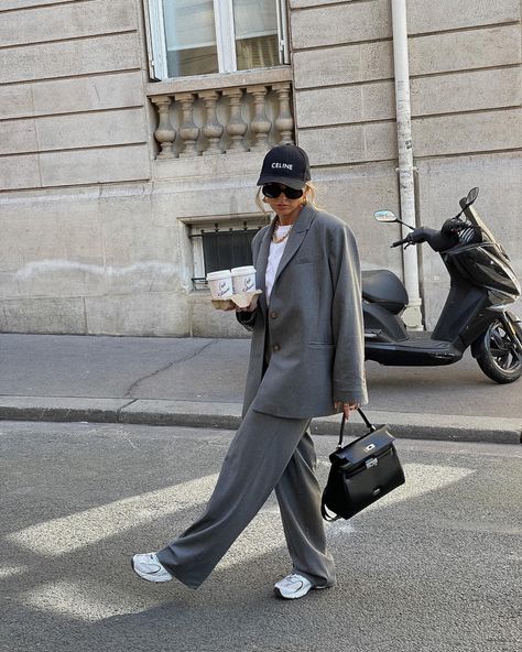 Full Grey Outfit, Gray Trousers Outfit Women Casual, Grey Aesthetic Fashion, Gray Slacks Outfit Women, Grey Slacks Outfit Women, Winter Outfits Shoes, Grey Trousers Outfit Women, Grey Bag Outfit, Grey Trousers Outfit