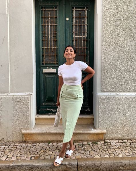 How To Pose In Front Of Buildings, Poses In Front Of Door, Door Poses Photography, Poses In Front Of Building, Pose In Front Of Building, Door Poses Picture Ideas, Outfit Poses Photo Ideas Standing, Boutique Posing Ideas, Travel Poses Instagram