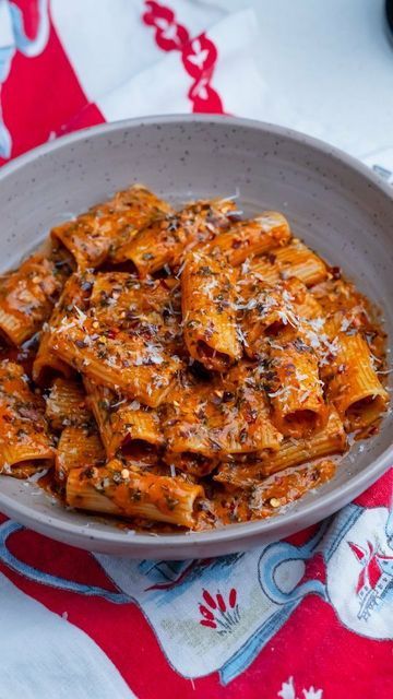 Rigatoni Vegetarian, Spicy Rigatoni Pasta, Spicy Rigatoni, Rigatoni Recipe, Yummy Pasta, Vegetarian Pasta Recipes, Rigatoni Pasta, Meal Options, Vegan Parmesan Cheese