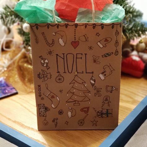 Christmas Bag Decorating Ideas For Kids, Decorating Brown Bags For Christmas, Gift Bag Drawing Ideas, Painted Christmas Gift Bags, Christmas Bag Decorating Ideas, Gift Bag Decorating Ideas, Paper Bag Decoration, Christmas Gift Wrapping Diy, Christmas Party Crafts