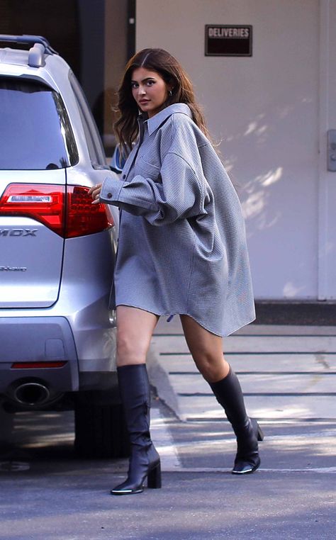 Get the Look: Kylie Jenner's Oversized Shirt Dress and Christian Dior Saddle Bag Kylie Jenner Outfits Street Styles, Kylie Jenner Images, Kylie Jenner Black, Kylie Jenner Street Style, Oversized Shirt Outfit, Look Kylie Jenner, Kylie Jenner Photos, Looks Kylie Jenner, Kylie Jenner Look