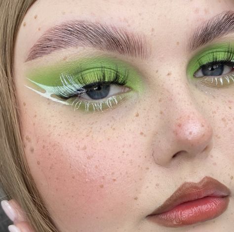 #makeup #smallmua #makeuplover #greenmakeup #whitemakeup #graphicdesign #graphicliner #eyeliner #liner #graphiclinerlook #whiteandgreen #greenandwhite #colormakeup #makeupobsession #nyxcosmeticspl #nyxcosmetics #makeuprevolution #makeuprevolutionpolska #nofilter #muasupport #glow #makeuplook #aesthetic Green White Makeup, Green And White Eye Makeup, White Graphic Liner Makeup, White Eye Makeup, School Festival, Song Cover, Graphic Makeup, Rainbow Makeup, White Makeup