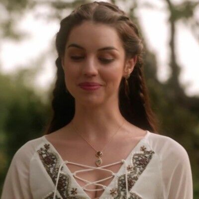 Eithne Queen Mary Reign, Reign Hairstyles, Reign Cast, Marie Stuart, Reign Mary, Reign Fashion, Black And Silver Dress, Mary Stuart, Adelaide Kane