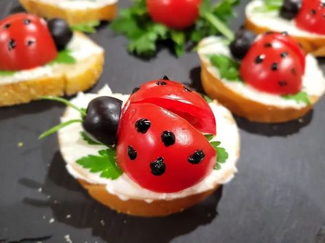 Ladybug Tomato appetizers - Simple Tasty Eating Ladybug Appetizers, Ladybug Food, Cherry Tomato Appetizers, Tomato Appetizers, Turkish Food, Recipes For Kids, Fun Lunch, Black Food, Tomato And Cheese