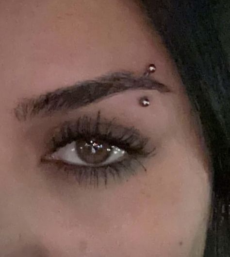 tarayummy Sparkly Eyebrow Piercing, Eyebrow Piercing Thick Eyebrows, Feminine Eyebrow Piercing, Tara Yummy Eyebrow Piercing, Eyebrow Piercings Aesthetic, Tiny Eyebrow Piercing, Body Modification Aesthetic, Face Peircing, Eyebrow Placement