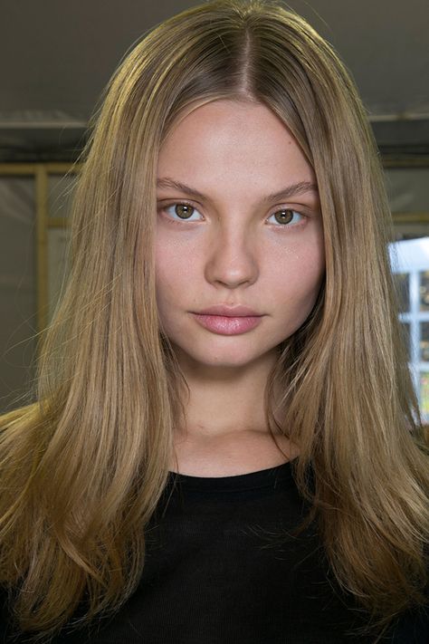 Isabel Marant 2016 Natural Beauty Face, Model Faces, Goals 2024, Model Polaroids, Magdalena Frackowiak, Runway Hair, Models 90s, Brown Hair Looks, Fresh Makeup