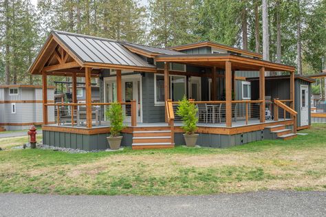 Park Model Exterior Ideas, Mini Cabin Ideas Tiny Homes, Manufactured Tiny Home, Tiny House Park Model, Tiny Home Designs Exterior, Tiny House Barndominium, Park Model Homes Remodel, Small Vacation Homes, Mobile House Ideas