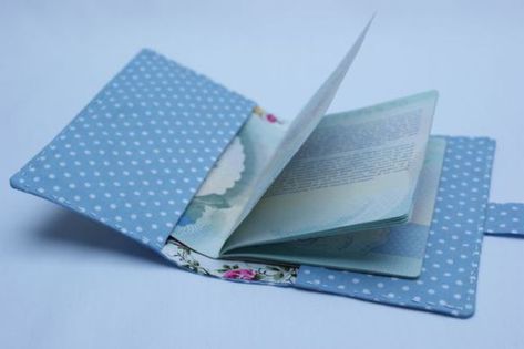 Passport Holder Diy Sewing, Passport Cover Diy, Travel Crafts, Wallet Tutorial, Fabric Purses, Fabric Accessories, Wallet Pattern, Going On Holiday, Travel In Style