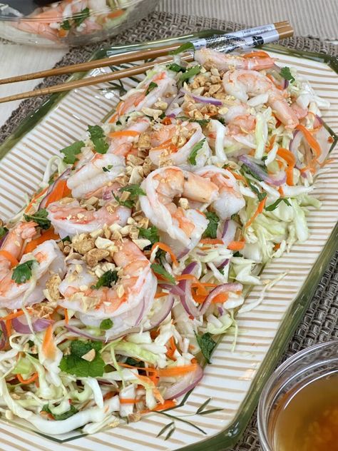 Vietnamese Shrimp Salad, Asian Shrimp Salad, Shrimp Noodle Salad, Vietnamese Shrimp, Shrimp Salad Recipes, Salad Easy, Asian Salad, Vietnamese Cuisine, Cabbage Salad