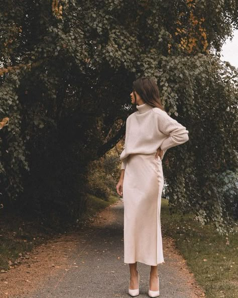 Cozy in Cream                                        Cozy for fall weather wearing a fall chunky cream sweater and silk skirt in Seattle. Silk Skirt And Sweater, Church Outfit Fall, Silk Skirt Outfit, Rock Dress, Satin Skirt Outfit, White Pump, Elegante Y Chic, Parisienne Chic, Midi Skirt Outfit