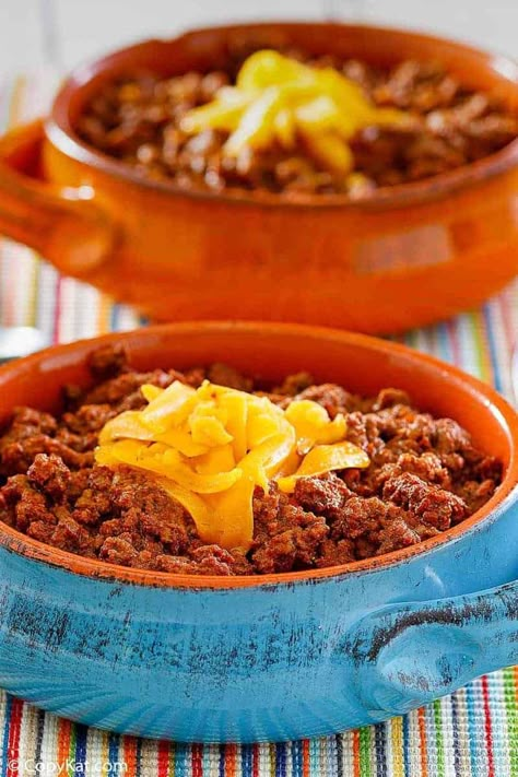 Wick Fowler 2 Alarm Chili - CopyKat Recipes 2 Alarm Chili Recipe, Pantry Table, Stovetop Chili, Southwest Recipes, Beef Chili Recipe, Chile Recipes, Spiced Beef, Chili Seasoning, Copykat Recipes