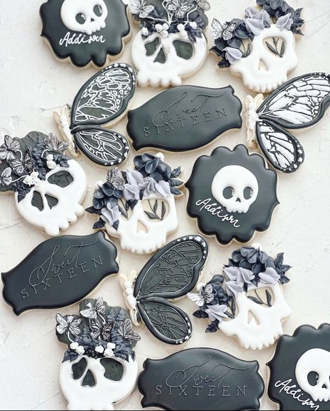 Gothic Birthday Cookies, Black And White Decorated Cookies, Black Birthday Cookies, Gothic Cookies, Skull Cookies Decorated, Goth Treats, Goth Cookies, Goth Cupcakes, Gothic Desserts