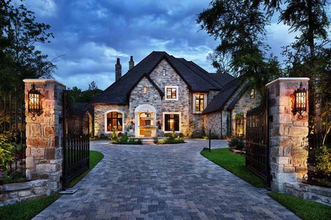 Dream House Tour: English manor house with opulent details in Texas Dream House Tour, Dream House Entrance, English Cottages, English Manor Houses, Suburban House, English Manor, Modern Style Homes, Cottage In The Woods, Traditional Exterior