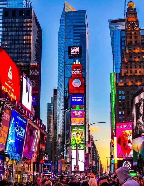 Times Square Aesthetic, Times Square Night, Times Square Photography, New York City Background, Places In New York City, New York City Times Square, Time Square New York, Usa Landmarks, New York Times Square