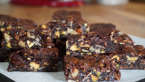 Energy Bars for Cycling Chocolate Texture, Edible Rice Paper, Energy Bars Recipe, Healthy Snack Bars, Tuscan Recipes, Rich Cake, Energy Bar, Power Bars, Edible Paper