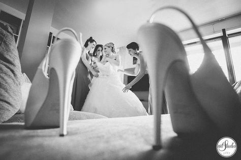 Wedding Preparation Photos, Pose Pengantin, Bride Preparation, Foto Wedding, Wedding Portrait Poses, Creative Wedding Photo, Wedding Details Photography, Wedding Picture Poses, Bridal Poses