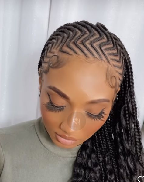 Wavy Cornrows Black Women, Fulani Braids Hairstyles Zig Zag, Half Fulani Braids Half Crochet, Cou Leray Braids Long, Wavy Cornrows, Ghana Hairstyles, Small Fulani Braids, Corn Rows Braids Black Women 2022, Ghana Weaving Hairstyles 2022