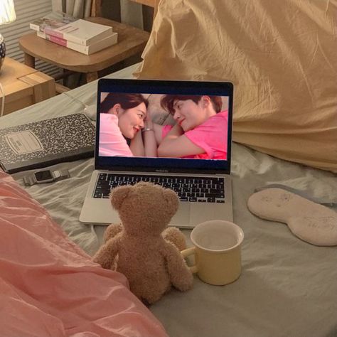 Cozy Watching Movies, Watching Kdrama Aesthetic, Watching Movies In Bed, Angie Core, Watching Laptop, Watching Kdrama, Kdrama Aesthetics, Movies At Home, Pr Ideas