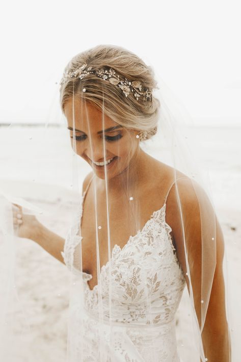 Beach Wedding Dress Veil, Beach Wedding Veil Ideas, Beach Bride Photography, Beach Wedding Dress With Veil, Beach Veil Wedding, Bridal Beach Photoshoot, Beach Bridal Photos, Beach Bridal Portraits, Beach Wedding Veils