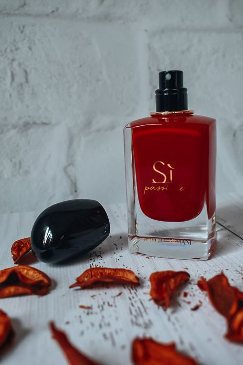 Si Passione Giorgio Armani, Si Red Perfume, Perfume Photoshoot, Si Perfume, Giorgio Armani Si Passione, Armani Si Passione, Perfume Oil Recipes, Perfume Smells, Armani Parfum