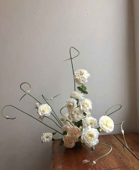 White Arrangement, Barnsley House, Greenery Arrangements, Interiors Inspiration, Flower Arrangements Simple, Bloom Baby, Wedding Flower Inspiration, Church Wedding, Floral Arrangement