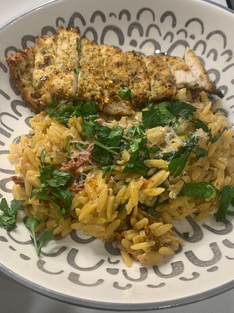 Bee Recipes, Cheese Orzo, Orzo Spinach, Parmesan Crusted Chicken Recipe, Chili Pasta, Crusted Chicken Recipes, Orzo Pasta Salad, Orzo Recipes, Boursin Cheese