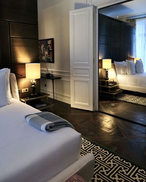 Hotel Room Design Luxury Bedrooms, Mcr Bedroom, Suite Hotel Room Luxury, Minimalistic Rooms, Hotel Room Design Luxury, Luxury Hotel Room Bedroom Suites, Paris Hotel Room, Fantasy Apartment, Hotel Room Luxury