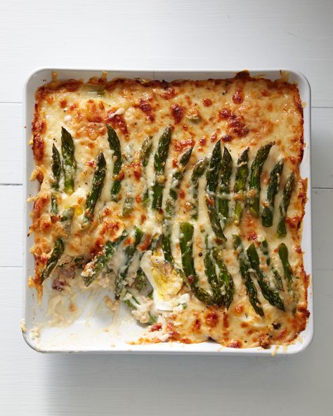 The Best Asparagus Recipes: 34 Ways to Cook Our Favorite Spring Vegetable Asparagus Casserole, Southern Side Dishes, Vegetable Casserole Recipes, Asparagus Bacon, Vegetable Casserole, Bechamel Sauce, Minced Meat, Asparagus Recipe, Food Stuff