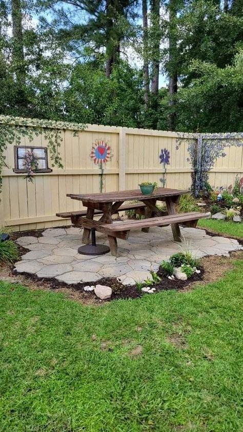 Small Yard Landscaping, Small Garden Landscape, Cheap Backyard, Front Yard Garden Design, Garden Decor Projects, Backyard Paradise, Diy Outdoor Decor, Diy Backyard Landscaping, Creative Gardening