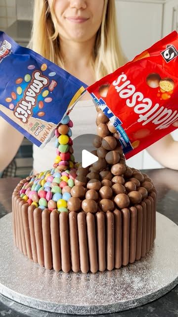 Cake Contest Ideas, Gravity Cake Tutorial, Rubix Cube Cake, Scientist Cake, Funky Cakes, New Year Cake Designs, Illusion Cakes, Anti Gravity Cake, Ugly Cakes