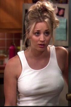 Kaley Cuoco as Penny on The Big Bang Theory. Answering the door in a white tank top. Hair up in a messy bun. Kaley Cuoco Body, Big Bang Theory Penny, Kayley Cuoco, Kaley Couco, Gu Family Books, Big Bang Top, G-dragon, Kaley Cuoco, Cnblue