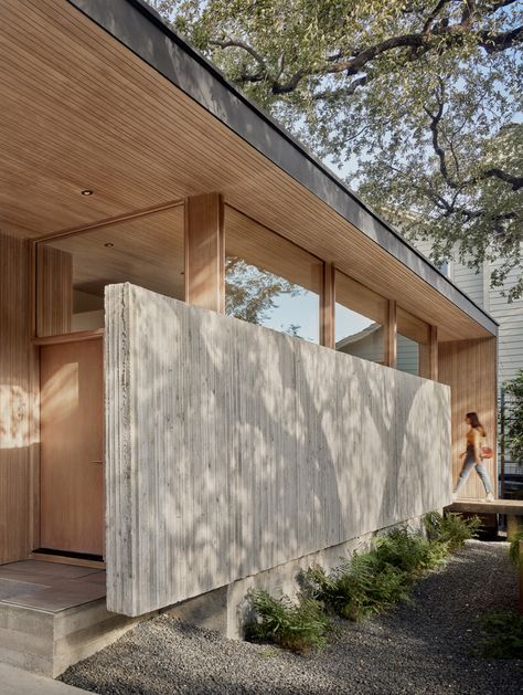 Case Study: Alta Vista Residence by Alterstudio - Residential Design Porch Grill, Concrete Walls, Bungalow Style, Urban Setting, Facade Architecture, Facade Design, Residential Design, Residential Architecture, Maine House