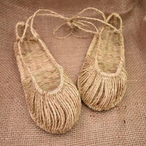 Straw Slippers, Straw Shoes, Shoe Slippers, Cheap Slippers, Retro Gadgets, Handmade Slippers, Neutral Shoes, Boots Flat, Couple Shoes