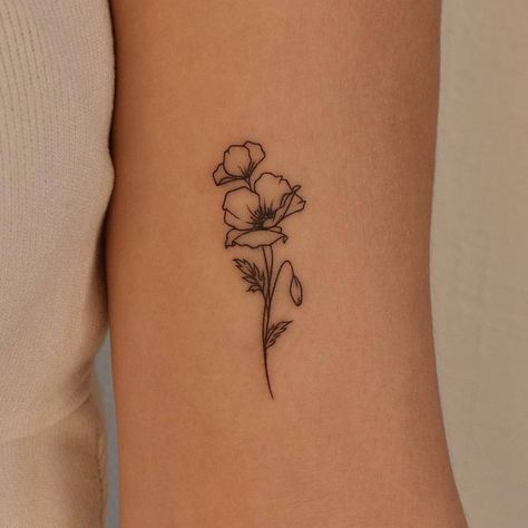 Simple Poppy Tattoo, Poppy Tattoos, Gladiolus Tattoo, Poppy Flower Tattoo, Body Ideas, Poppies Tattoo, Small Flower Tattoos, Amazing Tattoos, Petite Tattoos