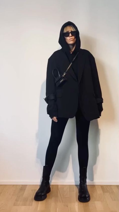 Hoodie With Boots Outfit, Hoodie With Blazer, Black Hoodie Outfit Aesthetic, Hoodie And Blazer Outfit, Hoodie Outfit Aesthetic, Black Hoodie Outfit, Hoodie Zara, Bag Jacquemus, Zara Bag