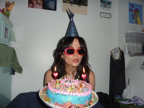 Aesthetic 21st Birthday Pictures, Cool Birthday Pictures, Good Photoshoot Ideas, The Messy Birthday, Picture With Cake Birthday, Cute Birthday Pics For Instagram, Vintage Birthday Pictures, Chaotic Birthday Aesthetic, Birthday Film Photos