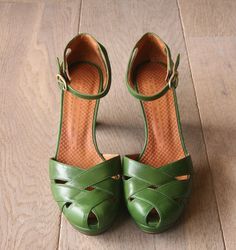 2015 green leather shoes for ladies formal - Google Search Dorothy Shoes, Mode Shoes, Army Pants, Makeup Hairstyle, Green Heels, Retro Mode, Opaque Tights, Shoe Closet, Green Shoes