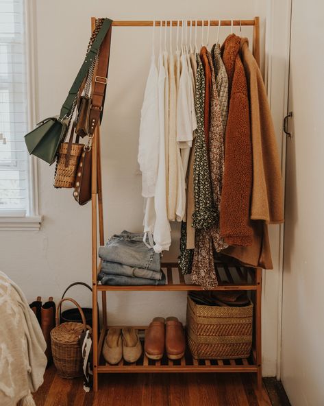 #clothingrack #interiordesign #apartment #fall #fallclothes #fallfashion #falloutfits #organization Clothes Rack Ideas, Clothes Storage Ideas, Styl Grunge, Open Closet, Deco Studio, Closet Organization Diy, Small Closet, Clothes Storage, Clothes Rack