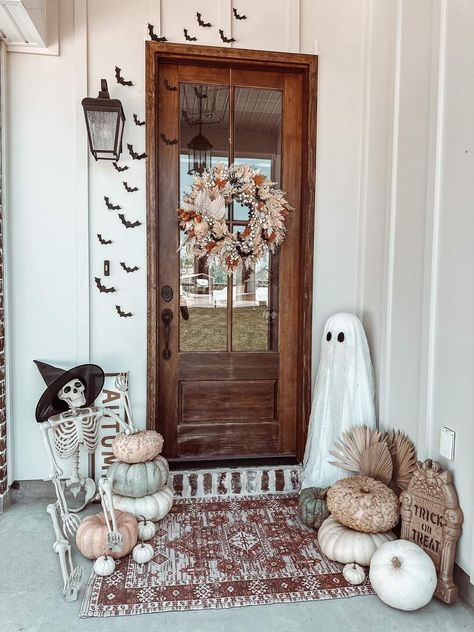 Halloween Fall Front Porch, Pumpkins Porch, Cozy Fall Porch, Fall Decor Cozy, Fall Porch Ideas, Porch Fall Decor, Fall Front Porch Decor Ideas, Porch Pumpkins, Boho Halloween